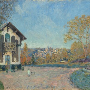 Puede incluir: Una pintura de una casa con un balc&oacute;n y una vista de un pueblo en la distancia. La casa est&aacute; pintada en tonos de marr&oacute;n y blanco, y el pueblo est&aacute; pintado en tonos de azul y verde. El cielo es de un azul claro con nubes blancas.