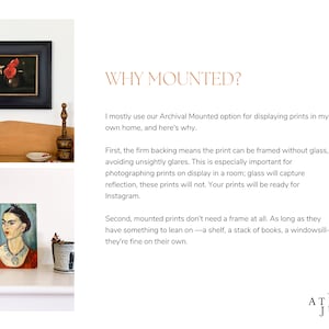 Puede incluir: Un texto superpuesto sobre un fondo blanco explica por qu&eacute; las impresiones montadas en archivo son una buena opci&oacute;n para exhibir obras de arte en el hogar. El texto dice "WHY MOUNTED?" y explica que las impresiones montadas en archivo se pueden enmarcar sin vidrio, evitando el reflejo, y que no necesitan marco en absoluto. El texto tambi&eacute;n dice que las impresiones est&aacute;n listas para Instagram. La imagen muestra dos impresiones enmarcadas en un estante, una con una amapola roja y la otra con un retrato de Frida Kahlo.