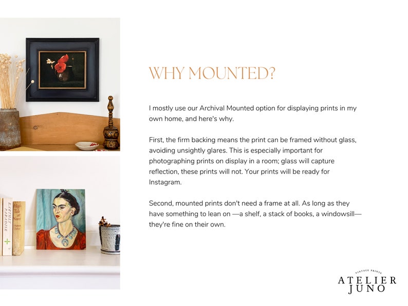 Puede incluir: Un texto superpuesto sobre un fondo blanco explica por qu&eacute; las impresiones montadas en archivo son una buena opci&oacute;n para exhibir obras de arte en el hogar. El texto dice "WHY MOUNTED?" y explica que las impresiones montadas en archivo se pueden enmarcar sin vidrio, evitando el reflejo, y que no necesitan marco en absoluto. El texto tambi&eacute;n dice que las impresiones est&aacute;n listas para Instagram. La imagen muestra dos impresiones enmarcadas en un estante, una con una amapola roja y la otra con un retrato de Frida Kahlo.