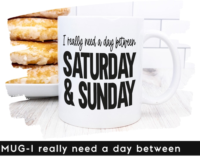 Mok grappige tekst - I really need a day between saturday and sunday • personaliseer kleur