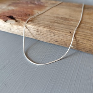 Halsband med ormkedja i sterlingsilver: Minimalistiska skandinaviska smycken