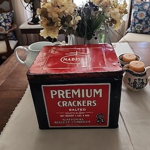 Vintage Nabisco Premium Cracker Tin National Biscuit Company 2 lb. 8 oz. USA