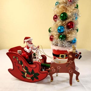 Santa&#39;s Sleigh & Reindeer Decor Wooden Musical Santa&#39;s World Christmas Rudolph