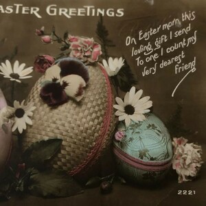 Cartolina di PASQUA vintage / antica FOTOGRAFIA REALE Uova colorate a mano e fiori Amico