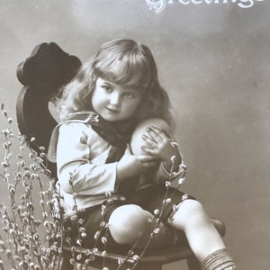 Antica CARTOLINA DI PASQUA del 1919 "da papà in Germania" Demobbing. Foto di una bambina che tiene in mano un uovo di Pasqua