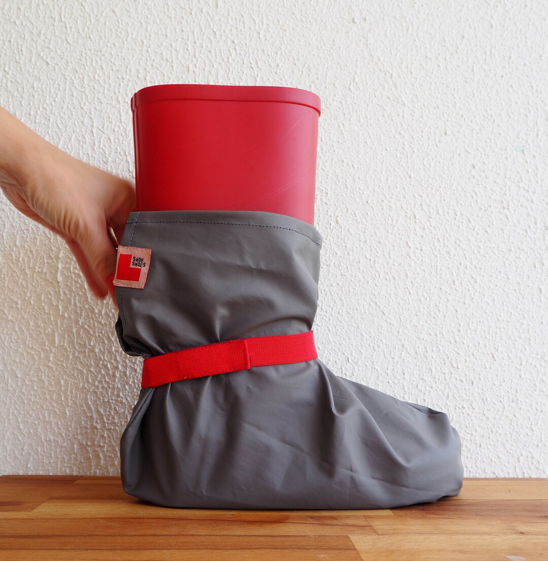 Waterdichte grijze stoffen schoenovertrekken met verstelbare makkelijke rode band Herbruikbare schoenbeschermer Handgenaaide kunstleren overschoenen Etsy Belgie