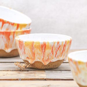 Tigela de cerâmica esmaltada artesanal: cerâmica laranja amarela vermelha