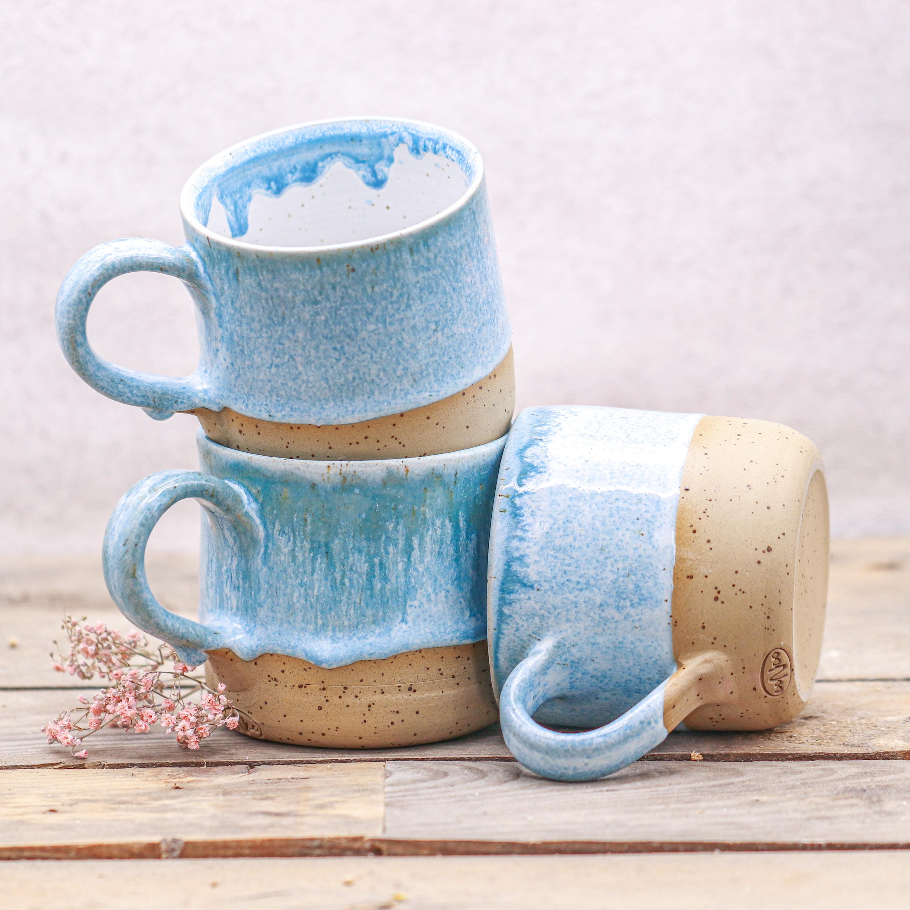 Handgemachte Keramik Kaffee Tasse: Hell Blau & Weiß – glasiertes Steinzeug, Regenbogen