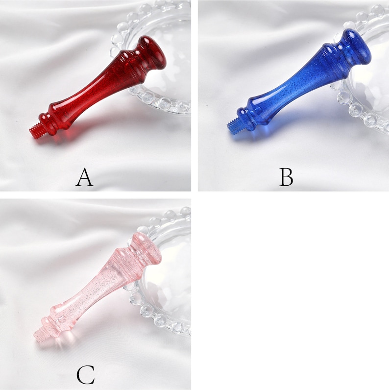 Puede incluir: Tres tiradores decorativos en diferentes colores: rojo, azul y rosa. Cada tirador tiene un dise&ntilde;o &uacute;nico con una superficie texturizada.