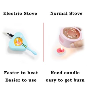 Op de afbeelding: Vergelijking van twee wax melt warmers. De elektrische warmer is lichtblauw en heeft een snoer. De traditionele warmer is roze en gebruikt een kaars. De tekst op de afbeelding luidt: "Elektrische Kachel" en "Normale Kachel".