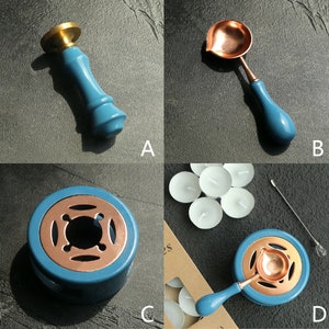 Pu&ograve; includere: Un set di quattro strumenti per sigillare la cera blu e rame. Gli strumenti includono un cucchiaio per sciogliere la cera, un timbro per sigillare la cera, una ciotola per sciogliere la cera e uno strumento per mescolare la cera. Gli strumenti sono su uno sfondo bianco.