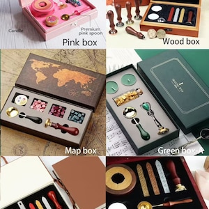 Op de afbeelding: Assortiment van waszegelsets in verschillende gekleurde dozen. Elke doos bevat een verscheidenheid aan waszegelbenodigdheden, waaronder wasparels, een lepel, een handvat en een stempel. De dozen zijn gelabeld met de namen "Roze doos", "Houten doos", "Kaartdoos", "Groene doos-A", "Papieren doos" en "Kacheldoos".