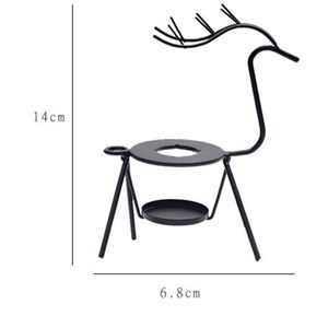 Peut inclure: Porte-bougie en m&eacute;tal noir en forme de cerf &agrave; deux niveaux. Le niveau sup&eacute;rieur est une plaque ronde avec un trou au centre. Le niveau inf&eacute;rieur est une plaque ronde plus petite. Le porte-bougie mesure 14 cm de haut et 6,8 cm de large.