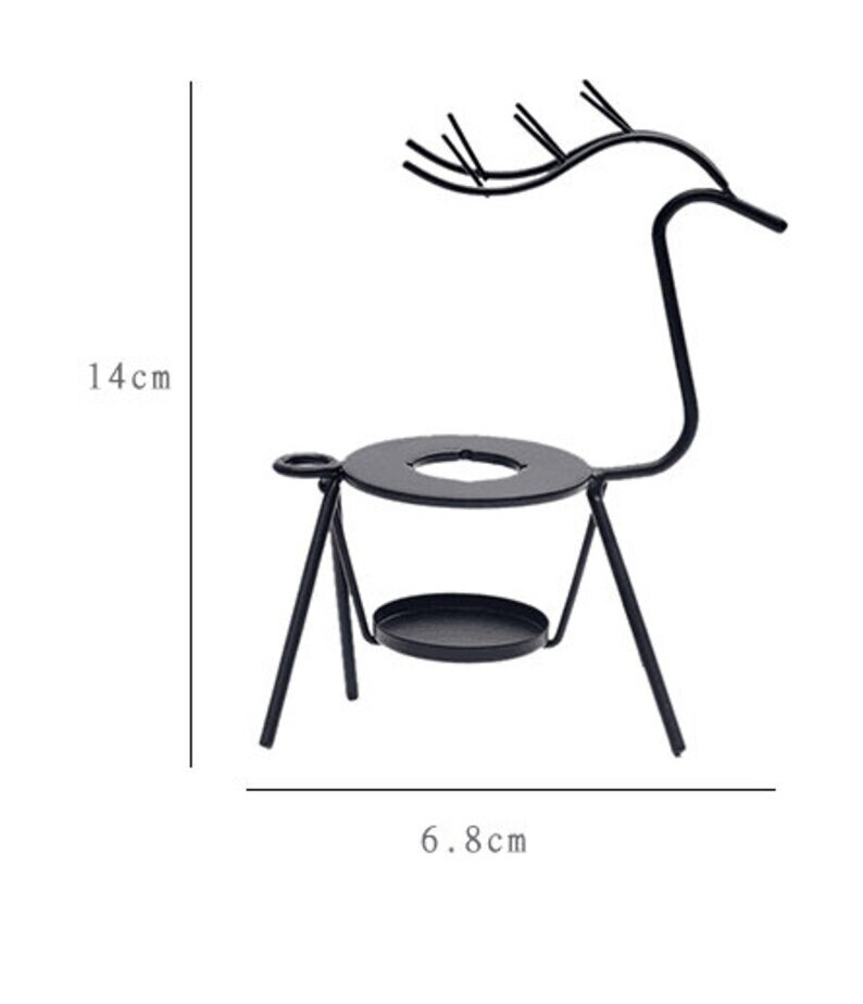 Peut inclure: Porte-bougie en m&eacute;tal noir en forme de cerf &agrave; deux niveaux. Le niveau sup&eacute;rieur est une plaque ronde avec un trou au centre. Le niveau inf&eacute;rieur est une plaque ronde plus petite. Le porte-bougie mesure 14 cm de haut et 6,8 cm de large.