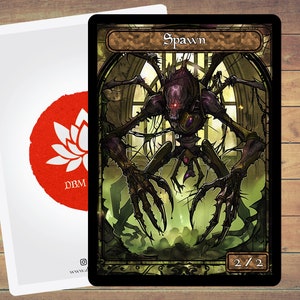 Peut inclure: Une créature noire et verte avec des griffes acérées et un visage squelettique. La créature est entourée de vignes et se trouve dans un décor sombre et gothique. Le texte de la carte indique "Spawn" et la créature a une force et une endurance de 2/2.