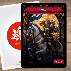 Pode incluir: Uma ilustração em estilo vitral de um cavaleiro montando um cavalo branco. O cavaleiro está vestindo uma armadura prateada e uma capa azul. O texto "Knight" está no topo do cartão, e "Trample, Haste" está abaixo. O cartão também tem uma força e resistência de 2/2.