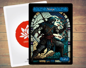Op de afbeelding: Een illustratie in de stijl van een glas-in-loodraam van een ninja met een zwaard en een rode sjerp. De achtergrond is een blauw en groen glas-in-loodontwerp. De kaart toont "Ninja" en "1/1".