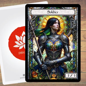 Könnte beinhalten: Eine Illustration im Stil eines Buntglasfensters einer weiblichen Soldatin in Rüstung, die eine Lanze hält. Der Hintergrund ist ein Buntglasfenster mit floralen Motiven. Der Text "Soldier" befindet sich oben auf der Karte und "1/1" unten.