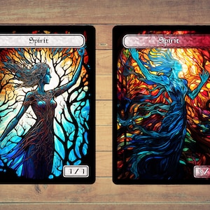 Peut inclure: Deux illustrations de style vitrail représentant une créature spirituelle. La première image est bleue et blanche avec le texte "Spirit" et "1/1". La deuxième image est rouge, orange et jaune avec le texte "Spirit" et "3/2".