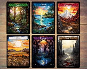 Puede incluir: Seis cartas de Magic: The Gathering de estilo vitral que representan diferentes tipos de terrenos: Bosque, Isla, Montaña, Llanura, Pantano y Desierto.
