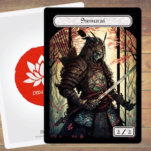 Op de afbeelding: Een zwart-witte illustratie van een samoerai-krijger met een zwaard en pijl en boog. De krijger draagt een helm en harnas. De achtergrond is een bos met bomen en bladeren. De tekst "Samurai" staat bovenaan de kaart. De kaart heeft een kracht en uithoudingsvermogen van 2/2.