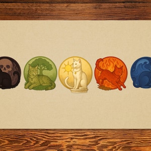 Peut inclure: Un tapis rectangulaire beige avec cinq illustrations circulaires de chats. Chaque chat est d'une couleur différente et entouré d'un symbole unique : un crâne, un arbre, un soleil, des flammes et des vagues. Les chats sont dans diverses poses.