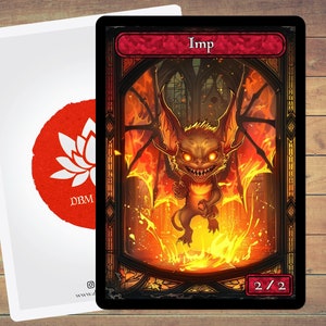 Puede incluir: Una carta de juego de fantasía que presenta un diablillo de ojos rojos que escupe fuego con alas de murciélago. La carta está ambientada en un fondo de vitral con un arco gótico. El texto de la carta dice "Imp" y el poder es 2/2.