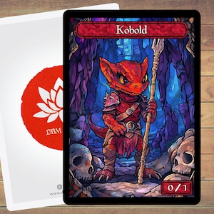 以下が含まれることがあります： 赤いコボルトの生き物が杖を持っているステンドグラス風のイラスト。生き物は赤い体、緑の尻尾、黄色の杖を持っている。背景は濃い青と紫のステンドグラスのデザイン。カードの上部に「Kobold」というテキスト、下部に「0/1」というテキストが書かれている。