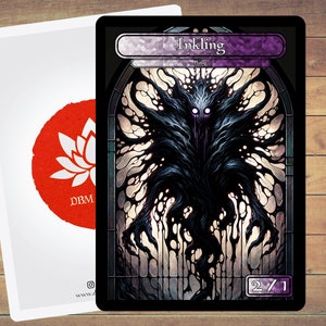 Puede incluir: Una ilustración en blanco y negro de una criatura con un cuerpo oscuro y sombrío y ojos blancos brillantes. La criatura está representada en un estilo de vitral. El texto de la carta dice "Inkling" y "Volar". La criatura tiene una fuerza y resistencia de 2/1.