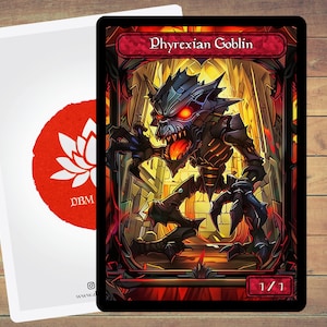 Puede incluir: Carta de fantasía con una ilustración de un amenazante Goblin Phyrexian. La criatura tiene ojos rojos brillantes y una boca de fuego, sobre un fondo gótico detallado. La carta está enmarcada en rojo y negro, con el texto "Phyrexian Goblin" en la parte superior y "1/1" en la inferior.