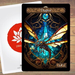Puede incluir: Una ilustración de estilo vitral de una criatura llamada "Thopter" con un cuerpo y alas azules, amarillas y rojas. La criatura es una carta de criatura 1/1 del juego de cartas coleccionables Magic: The Gathering.