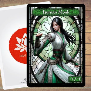 Może przedstawiać: Szklane okno w kolorze zielonym i białym z kobietą w białej i zielonej szacie. Tekst "Human Monk" znajduje się na górze karty. Karta ma siłę i wytrzymałość 1/1.
