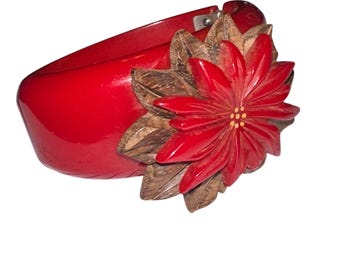 Vintage 70’s Ruby Red Wood Pointsettia 1.1” Hinged Bakelite Clam Bangle Bracelet