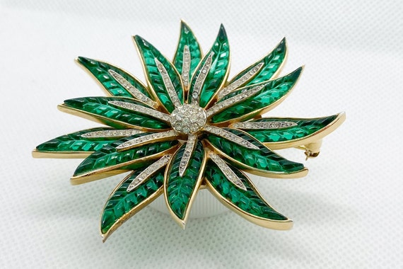 Mid Century Trifari Poinsettia Brooch in Green by… - image 6