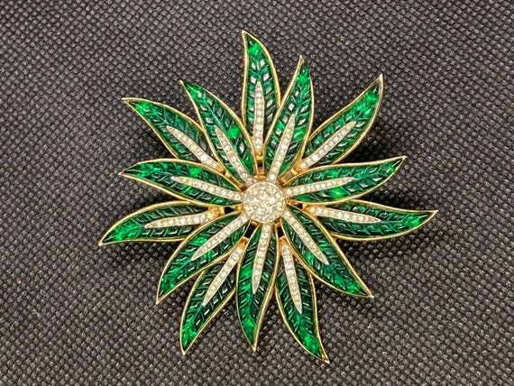 Mid Century Trifari Poinsettia Brooch in Green by… - image 3