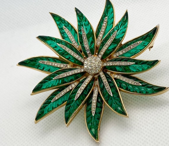 Mid Century Trifari Poinsettia Brooch in Green by… - image 5