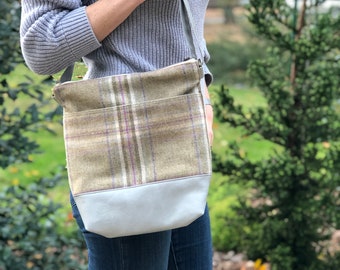 Bolsa transversal xadrez de tamanho médio