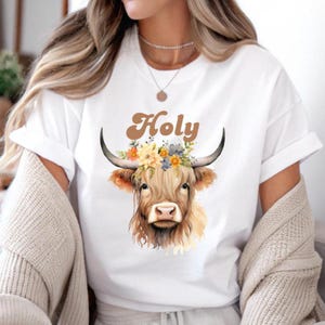 Highland Cow T-Shirt with Flowers, Funny &quot;Holy Cow&quot; Design, Cute Animal Tee, Quirky Gift Idea, Floral Cow Graphic for Animal Lovers Shirt