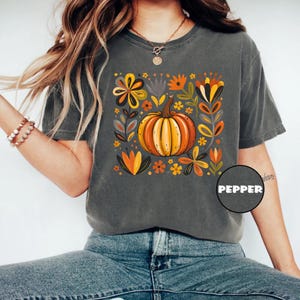 Boho Pumpkin T-Shirt, Fall Graphic Tee, Comfort Colors Autumn T-Shirt, Pumpkin Patch Shirt, Cozy Fall Aesthetic Tee, Seasonal Floral Shirt