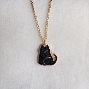 黒猫ペンダント/黒猫ネックレス/金メッキ黒猫エナメルチャーム/黒猫好きの方への素敵なギフト/誕生日プレゼント
