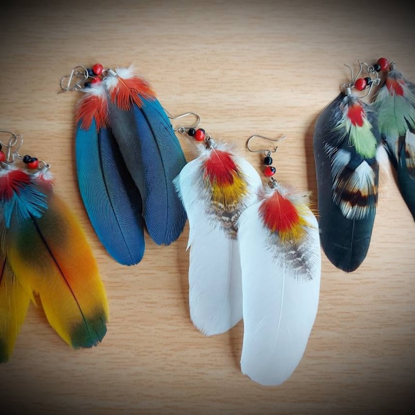 Belle plume tribale perroquet guacamayo boucles d’oreilles jungle look avec wairuru perles