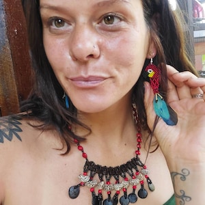 Boucles d&#39;oreilles plumes de perroquet guacamayo, bijoux tribaux rouges, look jungle, inspiration shipibo