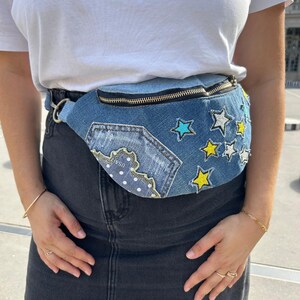 Può includere: Un set di tre tazze in ceramica con finitura opaca e macchiettata. Le tazze sono nei toni del crema, grigio chiaro e grigio scuro. Ogni tazza ha un design semplice e minimalista e un manico arrotondato.