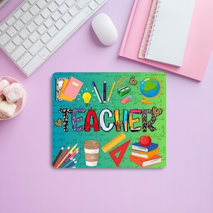 Pode incluir: Um tapete de rato verde com um design colorido que apresenta a palavra "TEACHER" cercada de materiais escolares, incluindo lápis, um globo terrestre, uma régua, uma calculadora, uma lâmpada e uma chávena de café.