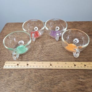 Set med 4 handblåsta tekoppar i glas med hobnail-handtag, flerfärgad bas, boho vintage