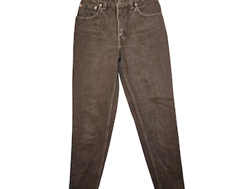 Jeans Levi's 550 vintage, corte relajado, pierna cónica, color marrón, talla 3 M para mujer, hechos en EE. UU., 1996.