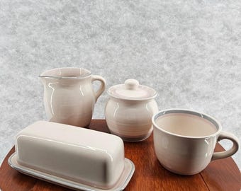 Juego de 4 piezas Pfaltzgraff Aura: azucarero, jarra para crema, taza de café, mantequera con tapa, color marfil.