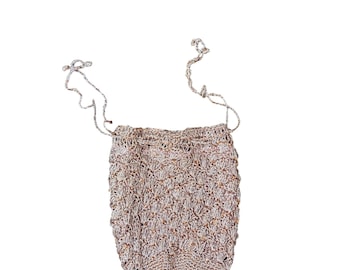 Bolso de noche vintage de ganchillo metalizado color oro rosa con cordón ajustable y forro color oro rosa.