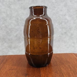 Fassförmige braune Bernsteinglas-Bierflasche mit breiter Öffnung 1972 (?) Datumscode