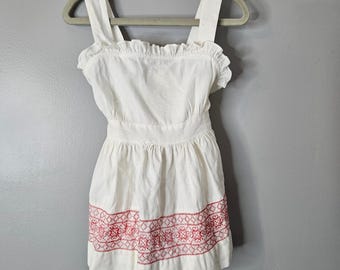 Vintage Joyce Ann Fashions kinderjurk/topje in wit met rode borduursels in boho-stijl. LEES MEER
